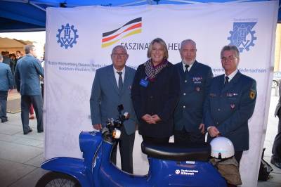 MdB trifft THW: Zusammentreffen mit Vertretern des THW Bremen vor dem Reichstag in Berlin