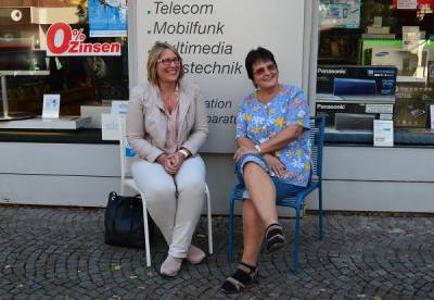 Gemeinsam mit Cornelia Wiedemeyer von Grpelingen Marketing e.V. probiere ich die Public Chairs aus.