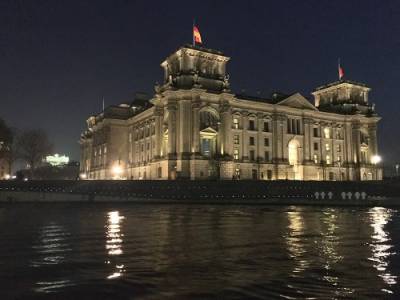 Ein Blick auf das Reichstagsgebude abends nach Feierabend