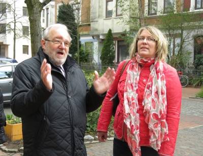 Der Bremerhavener Stadtrat Klaus Rosche berichtet mir bei meinem Rundgang durch den Stadtteil Lehe von der dortigen Wohn-und Lebenssituation